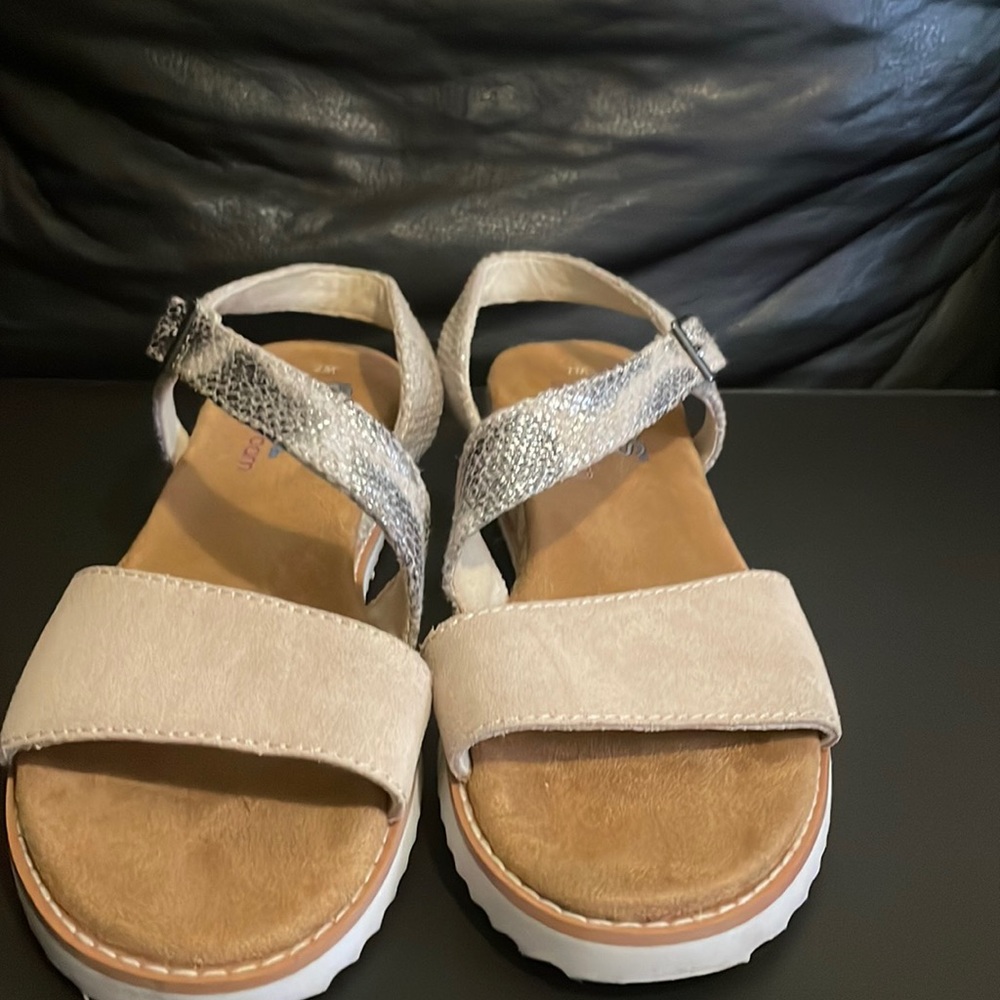 Size 7w women sketchers sandal